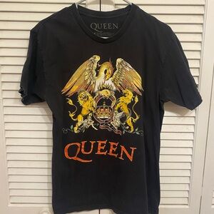 Que Black Tee with Regal Graphic